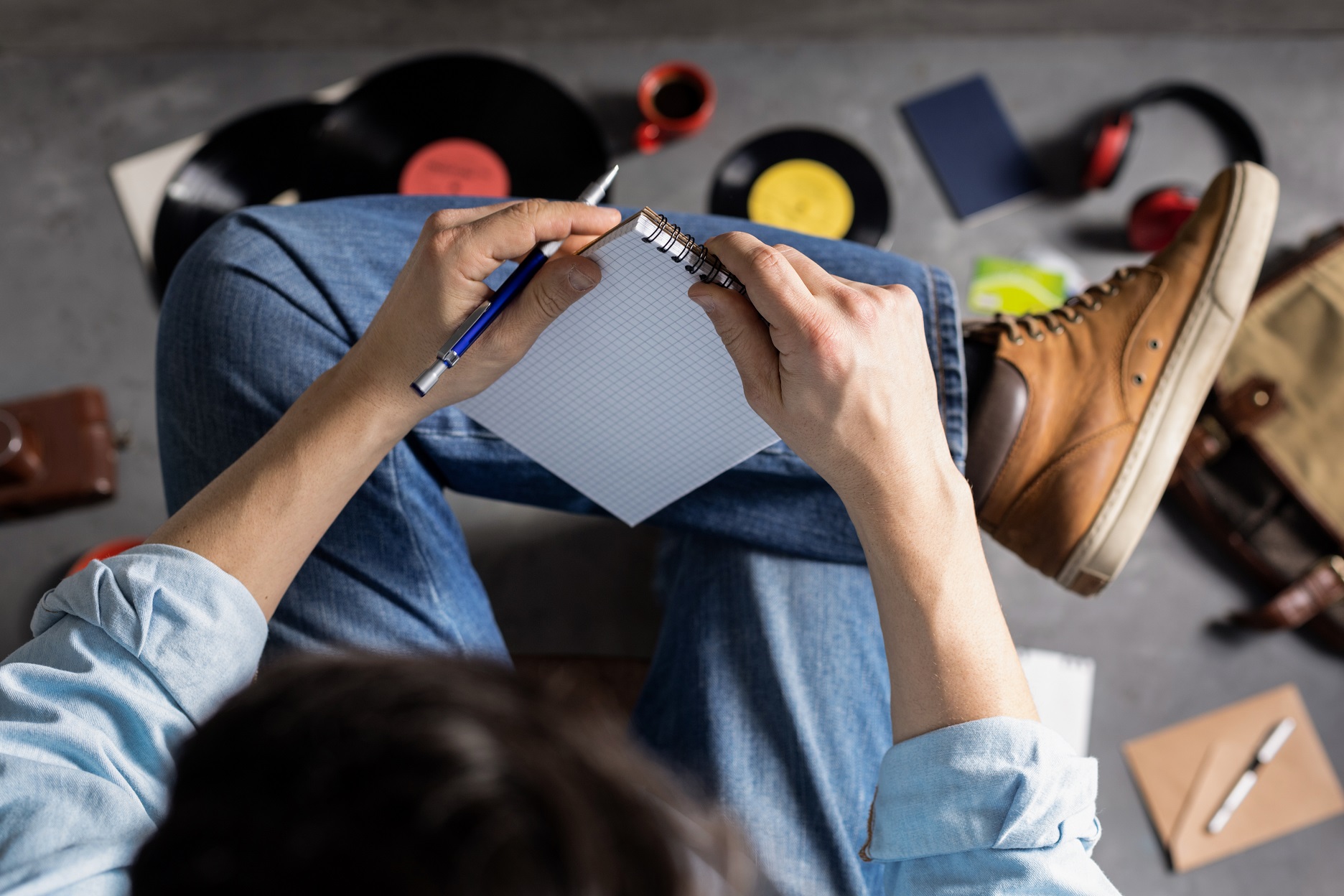 male hand holding pen or pencil and notebook stude 5s89xth.jpg